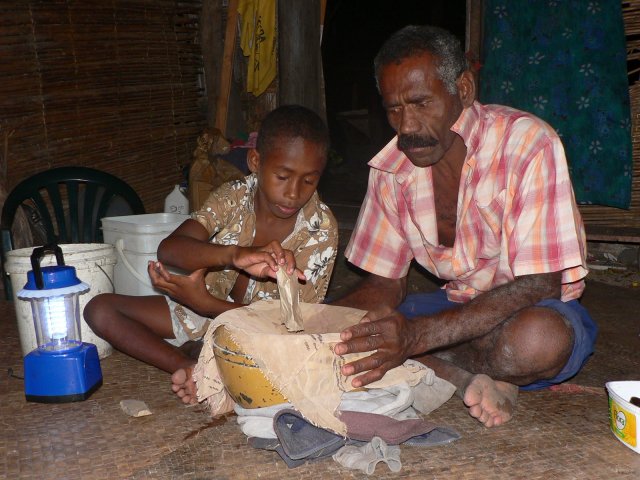 142- Jerry et son fils preparent le Kava le soir 